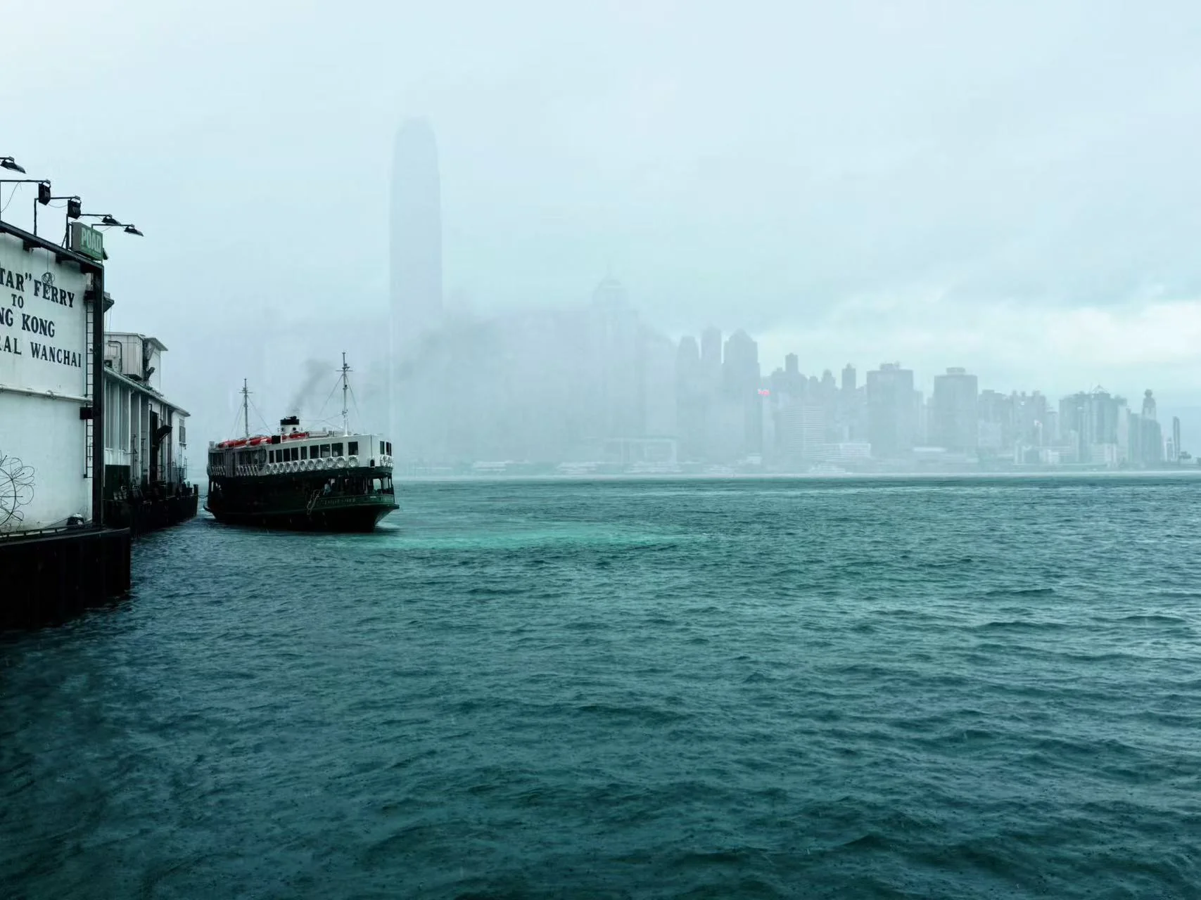 雾中的海港与渡轮