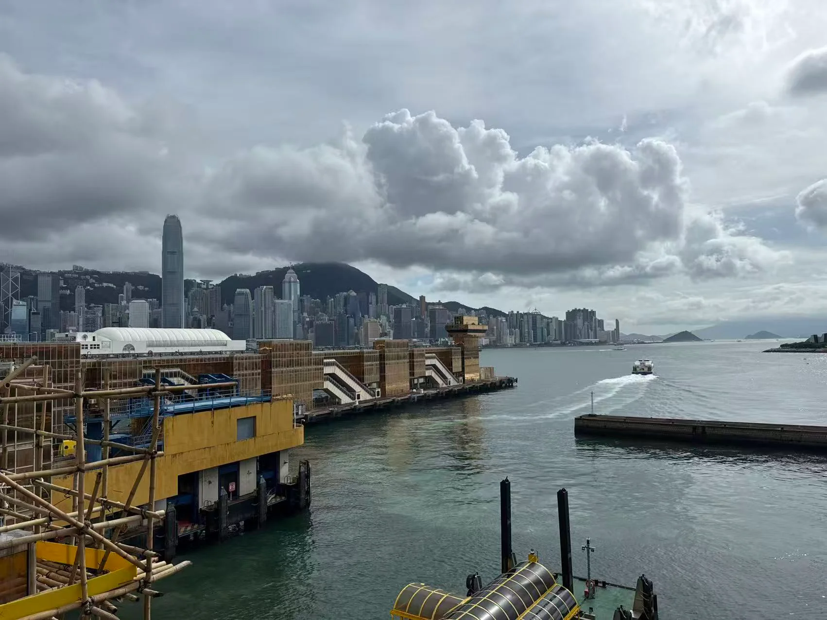 码头旁，驶向海面的船