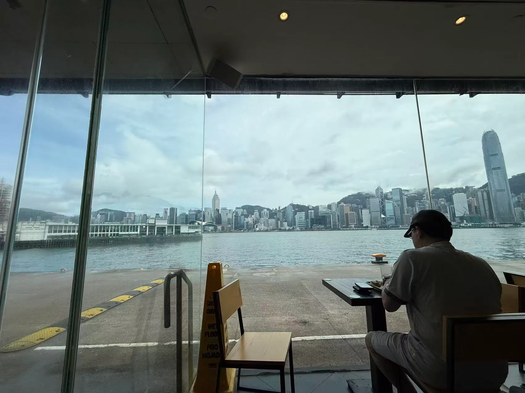窗边的海景