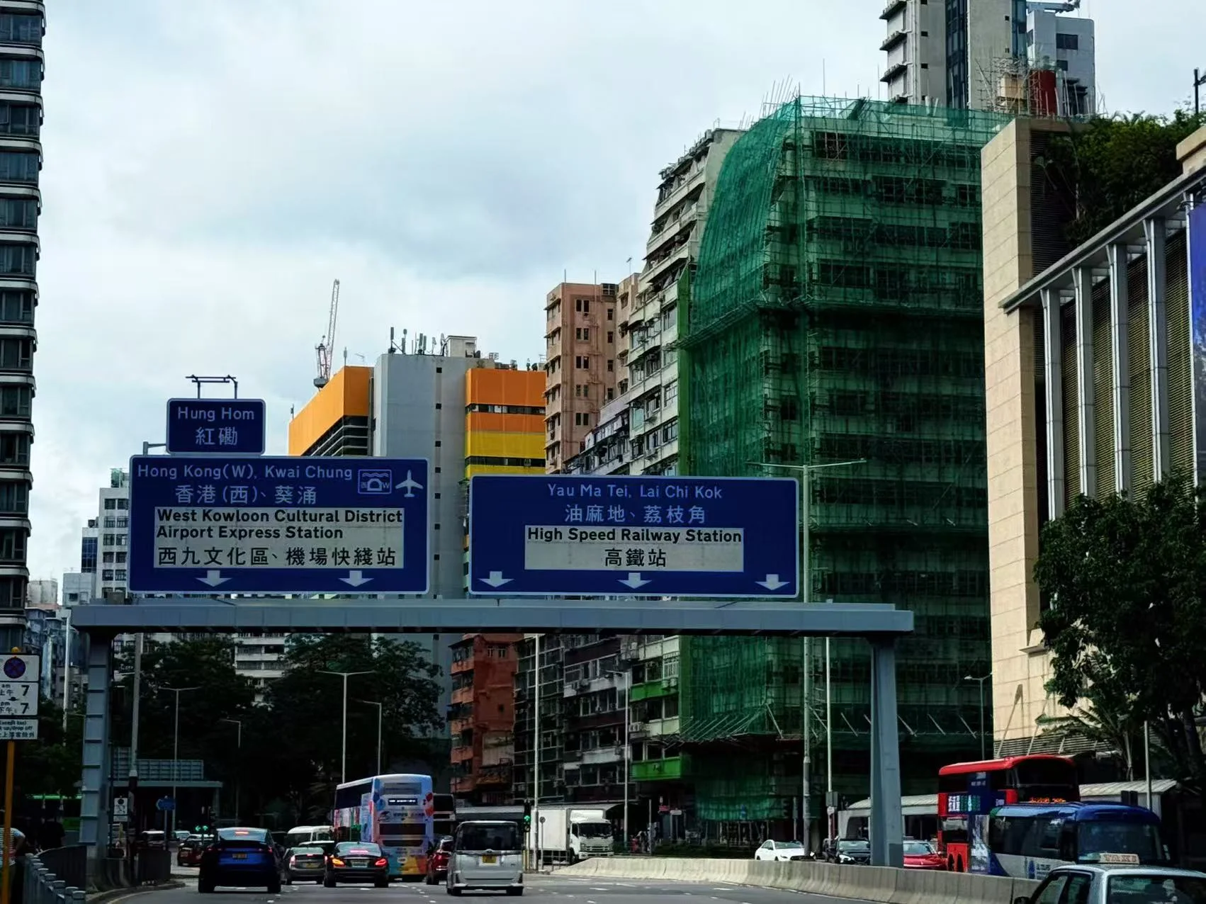 路牌、车流和街边的楼宇