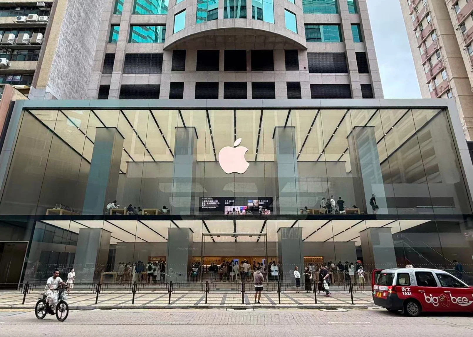 Apple Store 的玻璃立面