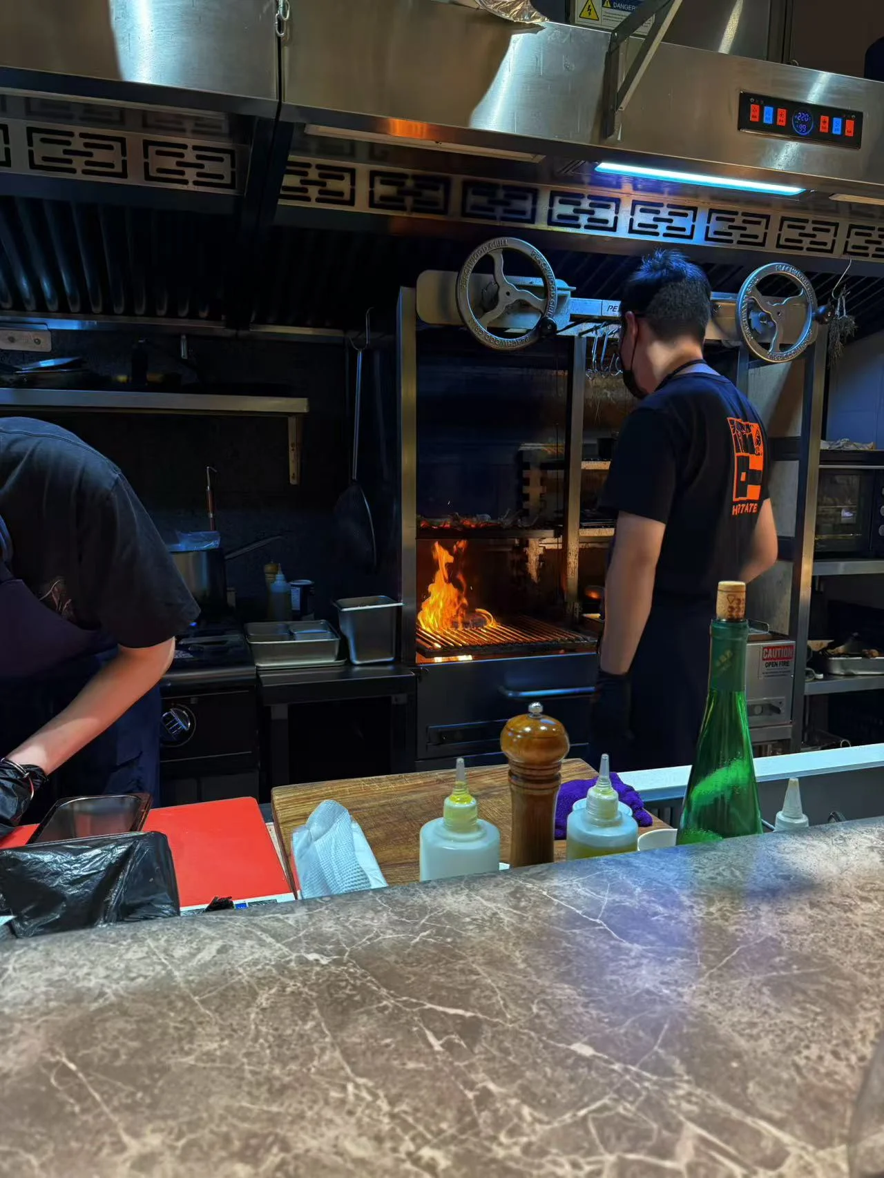 几位 chef 忙碌中